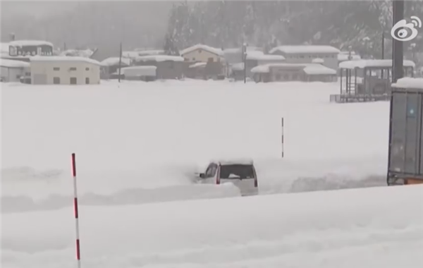 实拍日本多地暴雪：1.6米高积雪掩埋车辆、14人死亡