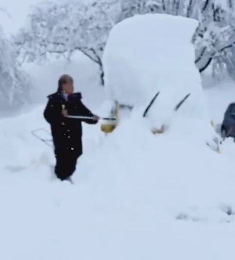 实拍日本多地暴雪：1.6米高积雪掩埋车辆、14人死亡