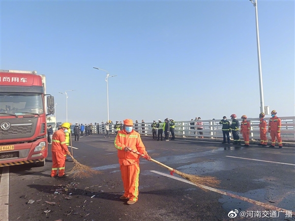河南郑新黄河大桥因大雾多车相撞：涉及200多辆车