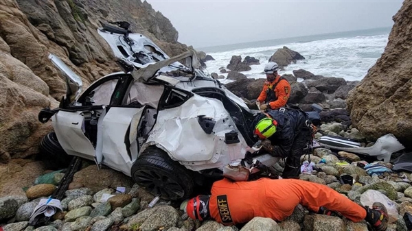 美国一特斯拉坠落76米悬崖4人幸存！反转：司机被指控谋杀未遂