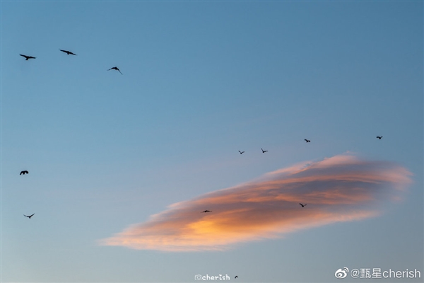 北京天空现绝美多层飞碟云刷屏朋友圈：很美很壮观