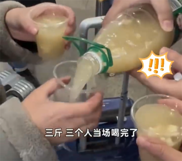 3女生拎3斤米酒进站被拦一饮而尽！网友：王宝强听了都头疼