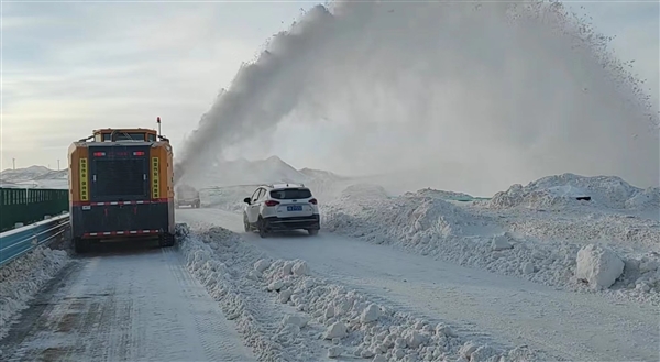 国内首台抛雪机亮相京新高速：每小时可抛3600吨