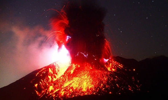 日本九州地区多个火山口喷发：已限制民众入山