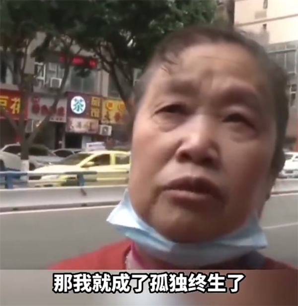 重庆70岁阿姨参加超市免费赠纸活动结果微信被封 哭诉会孤独终老