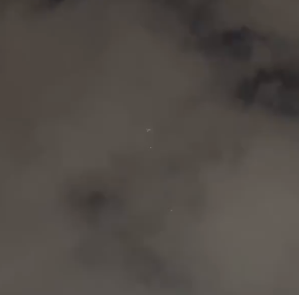 深圳夜空出现三个不明发光飞行物：飞速掠过