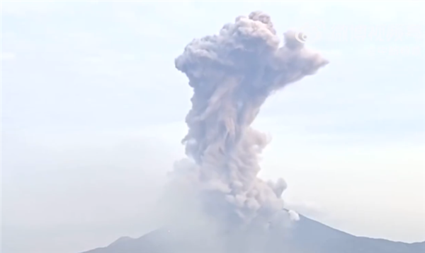 日本樱岛火山再次喷发！烟柱高达2400米 直冲云霄