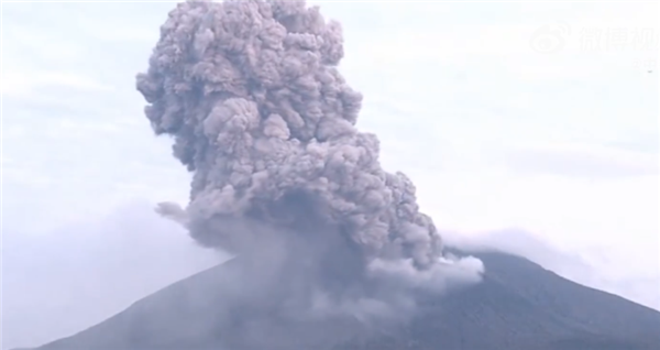 日本樱岛火山再次喷发！烟柱高达2400米 直冲云霄