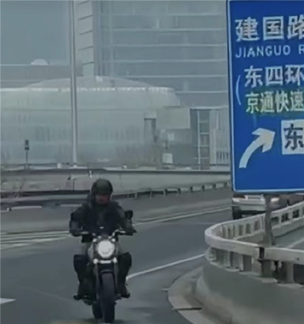 路遇查车 北京一摩托骑手直接环路逆行：翻倍处罚！