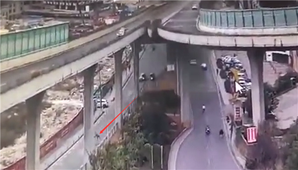 担心的事情发生了 一摩托车高速过弯失控：骑手摔下数十米高架桥