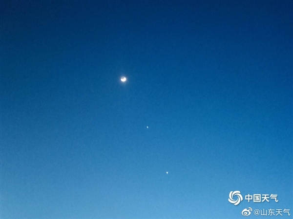 全国多地现“三星连珠”天象：金星、木星、弯月连成一条线