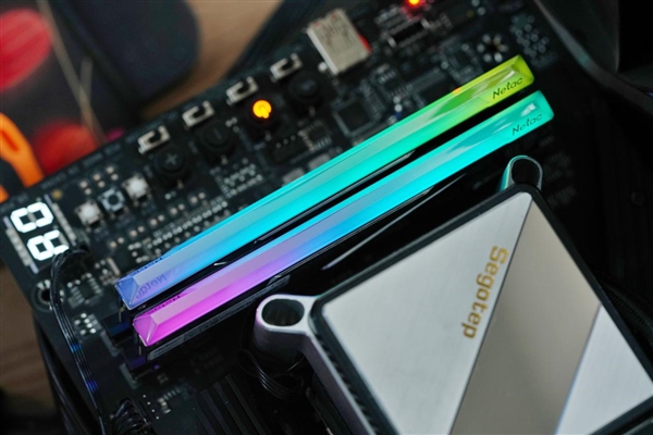 狂飙8000MHz！朗科Z RGB DDR5-8000 16GB电镀银内存图赏