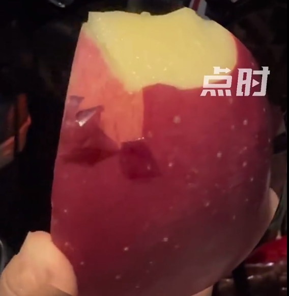 女子称水果店买到双皮苹果：网友吐槽大惊小怪！美食作家科普