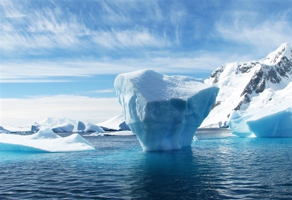 格陵兰岛异常高温创史上同期最高纪录：已损失4.7万亿吨冰