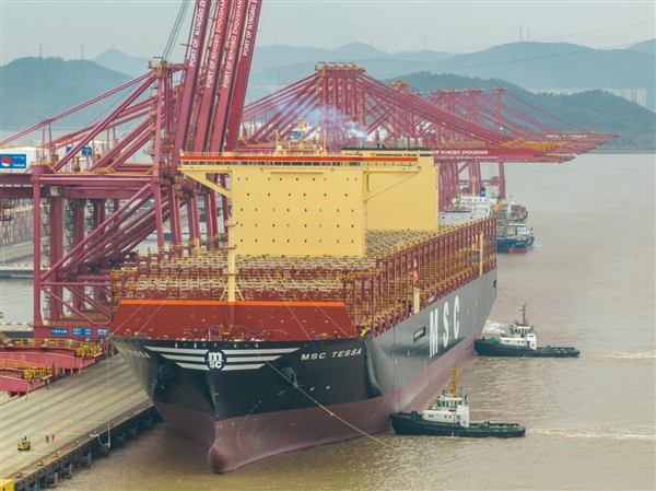 全球最大集装箱船将在宁波舟山港开启首航：比航母还长