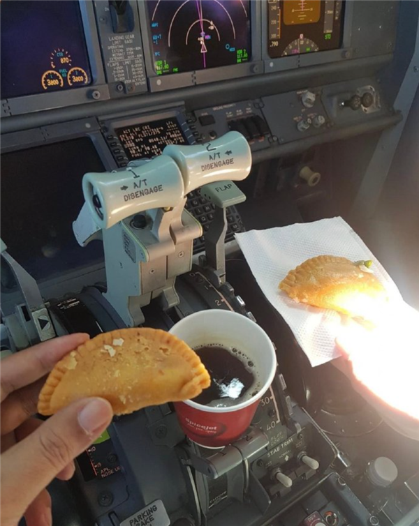 印度机长飞行中吃早餐 咖啡直接放在油门把手上！双双被罚