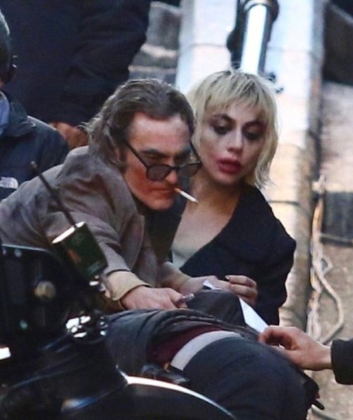 《小丑2》最新片场照：Lady Gaga和菲尼克斯小丑同框现身！