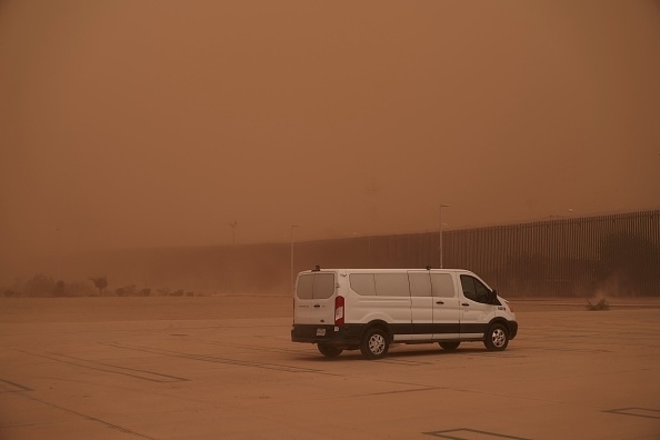北京受大规模沙尘暴影响：空气质量已达严重污染 指数爆表
