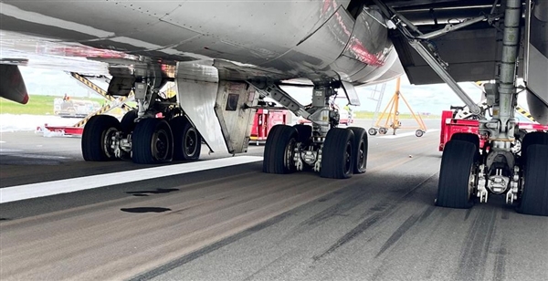 波音747货机起飞时尴尬了：16条轮胎爆了11条