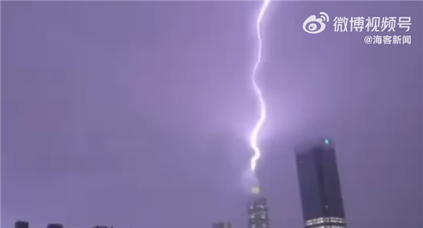 台北101大楼遭雷击罕见瞬间曝光：紫光乍现照亮夜空