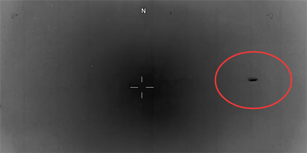 美公布最新疑似UFO视频：半透明状银色球体高空高速飞行