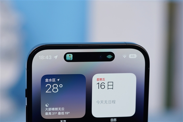 清洁工花三个月工资给孩子买iPhone 14 Pro 店家：现在孩子怎么了