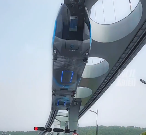 武汉空轨列车悬空飞驰科幻感拉满！全自动驾驶、270°观景