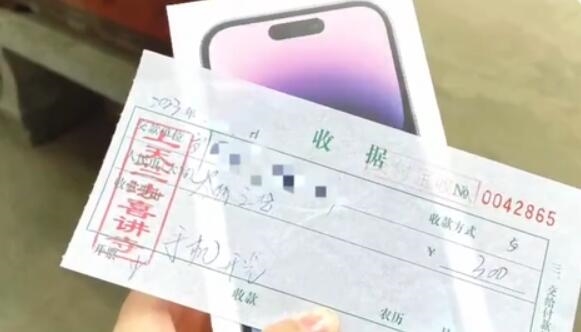 00后女生旅游不忘给新手机开光 网友：你是懂开光的