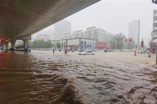 桂林强降雨出现内涝：车要浮起来了 371所学校因暴雨停课