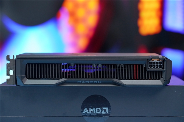 AMD RX 7600公版卡小翻车：6+2针电源线插不上