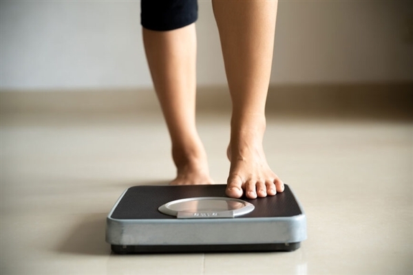 35岁模特患厌食症去世时仅23公斤：都是为控制体重