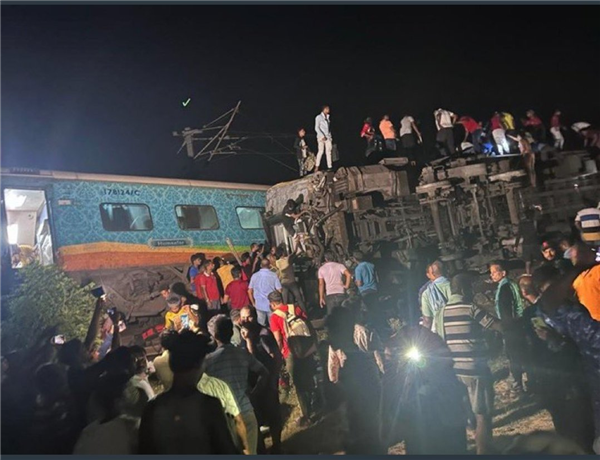 印度列车相撞事故已致120死超800伤 车头被撞扁：现场惨烈