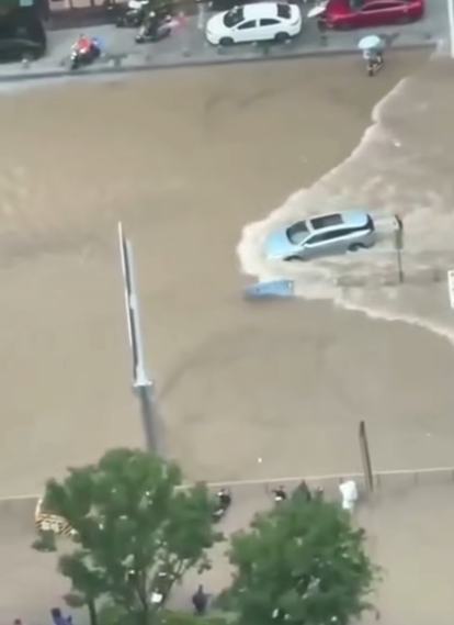 深圳龙华暴雨内涝 街头水深没过车头 比亚迪唐淡定冲浪