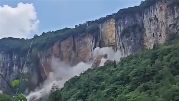 贵州6000方岩体垮塌 群众惊呼：地动山摇 白烟腾起！