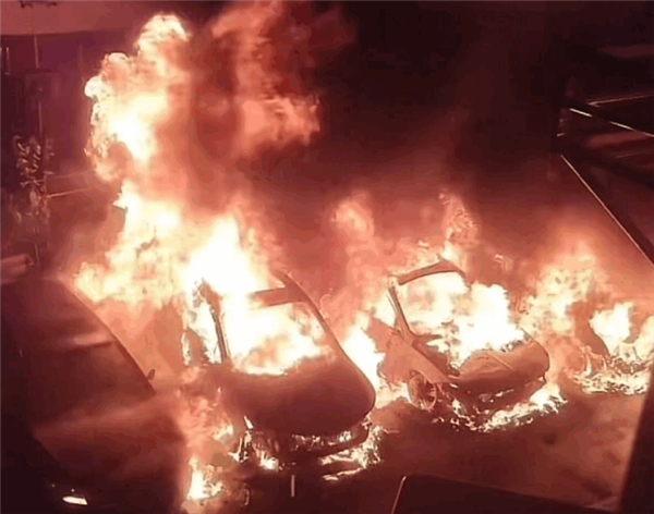 小区内轿车起火引燃旁边3辆车 网友：保险公司要哭了