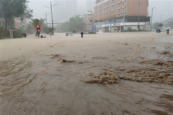 郑州再遇暴雨：路面积水淹没车轮 开启看海模式