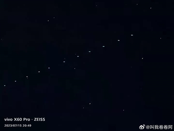 杭州上空疑似出现马斯克的星链卫星：22个亮点连成一线