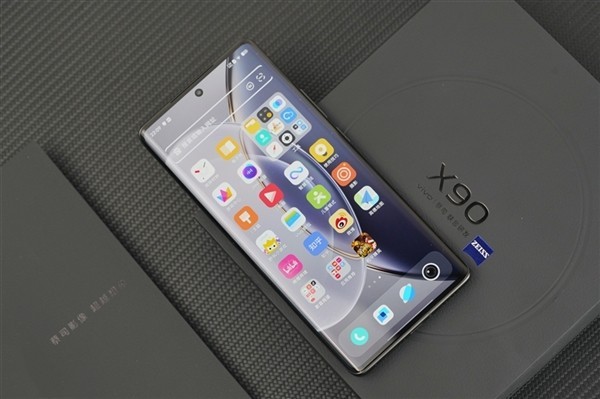 vivo X90纯白色热销：3999元起 这白色太美了