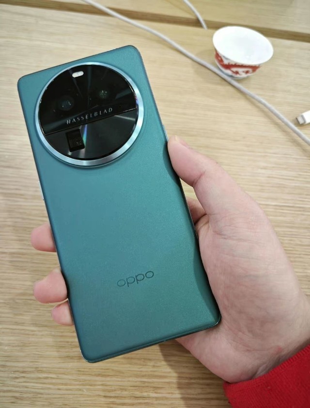 OPPO Find X6 真机照流出，巨大圆形影像模组