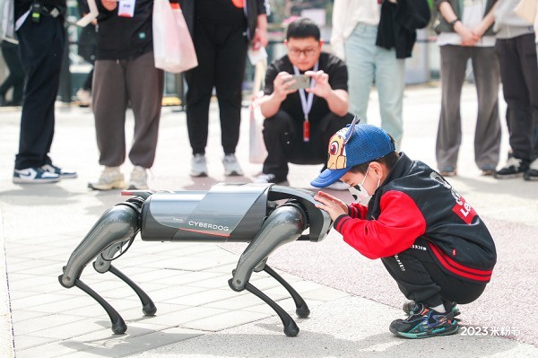 小米举办米粉节OPEN DAY，500米粉欢聚小米科技园