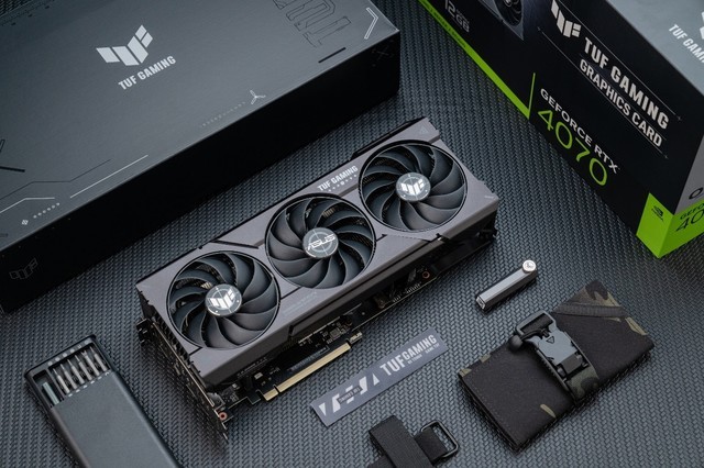 霸”7“登场 华硕RTX4070显卡尽显实力