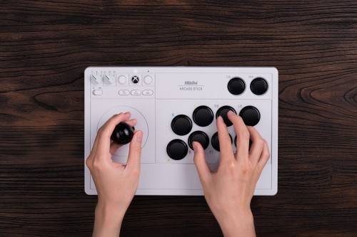 八位堂（8BitDo）新品发布：微软授权无线连接 Xbox 主机的街机摇杆