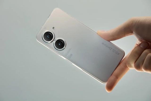 华硕新Zenfone 10曝光：价格不错