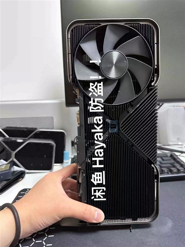 RTX 4090 Ti四插槽巨型散热器曝光：有人要价888888元